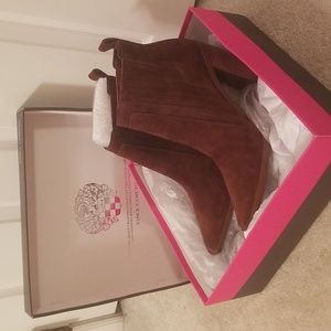 Vince camuto suede brown heeled boots size 9